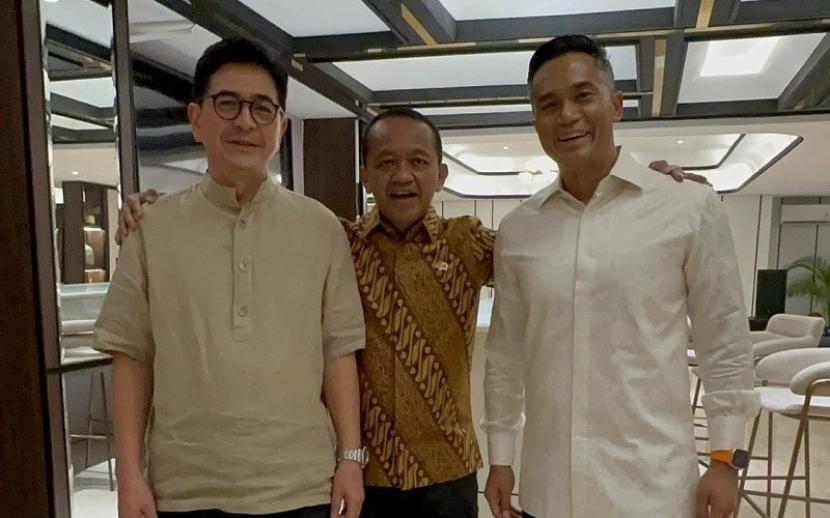 Menteri ESDM Bahlil Lahadalia mempertemukan dua orang yang memperebutkan ketua umum Kadin, Arsjad Rasjid dan Anindya Bakrie.