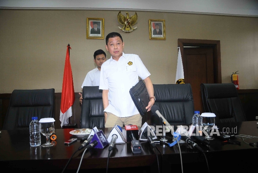 Menteri ESDM Ignasius Jonan bersiap memberikan keterangan kepada wartawan terkait Usaha Pertambangan Mineral dan Batu Bara di Gedung ESDM, Jakarta, Kamis (12/1).