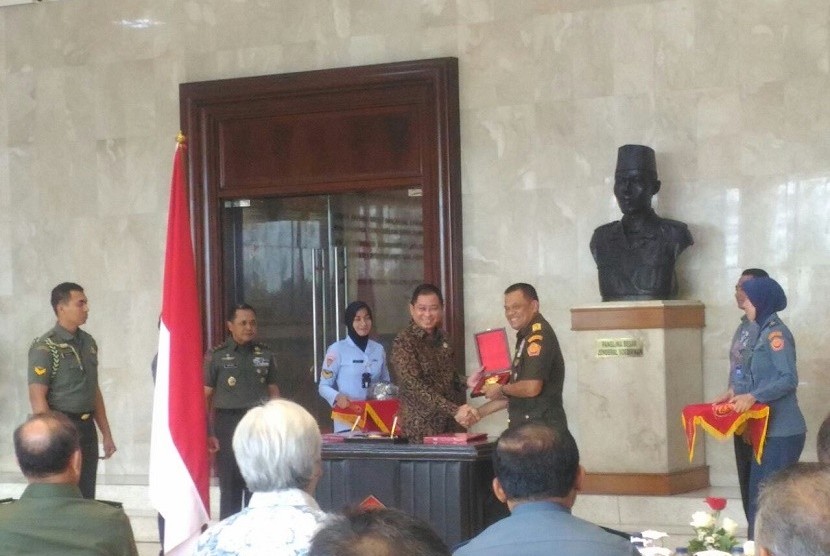 Menteri ESDM Ignasius Jonan dan Panglima TNI Jenderal Gatot Nurmantyo melakukan penandatanganan nota kesepahaman antara TNI dan Kementerian ESDM dalam kerja sama eksplorasi migas di Mabes TNI Cilangkap, Jumat (14/7).