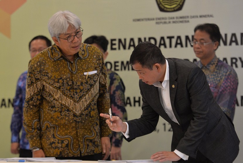 The Energy and Mineral Resources Minister Ignasius Jonan (right) accompanied by Director General of Mineral and Coal Bambang Gatot Ariyono (two from right) signed the revision of of coal mining contracts (PKP2K), Jakarta, Wednesday (April 12).