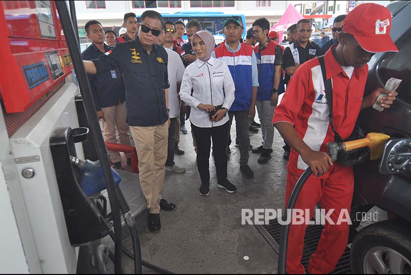 Menteri ESDM Ignasius Jonan (kiri) bersama Dirut Pertamina Nicke Widyawati (kedua kiri) meninjau pengisian bahan bakar minyak (BBM) pada salah satu SPBU saat kunjungan kerja di Palu, Sulawesi Tengah, Jumat (19/10)
