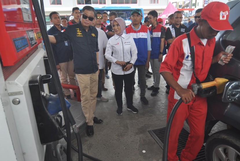 Menteri ESDM Ignasius Jonan (kiri) bersama Dirut Pertamina Nicke Widyawati (kedua kiri) meninjau pengisian bahan bakar minyak (BBM) pada salah satu SPBU saat kunjungan kerja di Palu, Sulawesi Tengah, Jumat (19/10/2018).