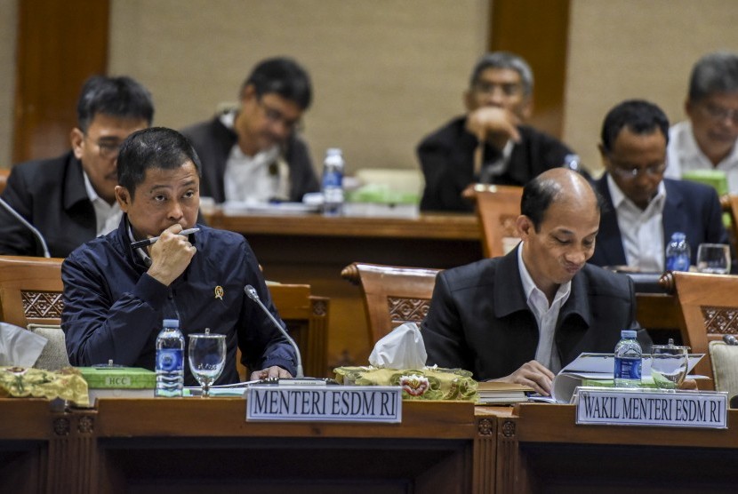 Menteri ESDM Ignasius Jonan (kiri) bersama Wakil Menteri Arcandra Tahar (kanan) mengikuti rapat kerja dengan Komisi VII DPR di Kompleks Parlemen Senayan, Jakarta, Senin (9/10). 