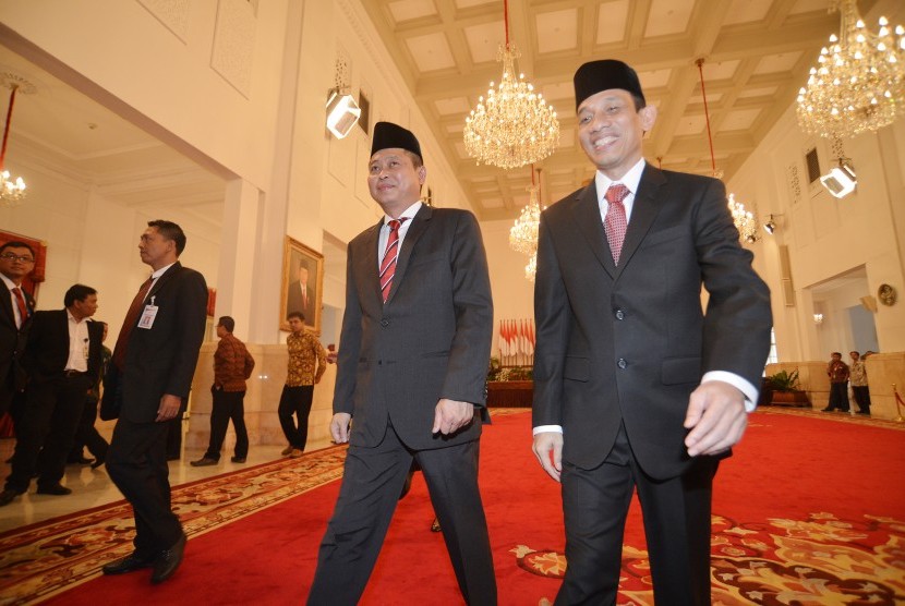 Menteri ESDM Ignasius Jonan (kiri) bersama Wamen ESDM Arcandra Tahar (kanan) meninggalkan ruangan seusai upacara pelantikan di Istana Negara, Jakarta, Jumat (14/10). 
