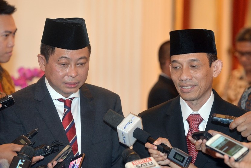 The Energy and Mineral Resources (ESDM) Minister Ignasius Jonan (right) and Deputy ESDM Minister Arcandra Tahar (left).