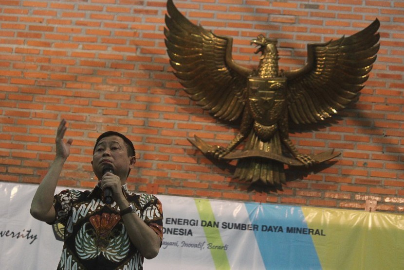 Menteri ESDM Ignasius Jonan memberikan kuliah umum tentang Wawasan Kebangsaan di Auditorium Benedictus Universitas Katolik Widya Mandala, Surabaya, Jawa Timur, Sabtu (6/4/2019). 