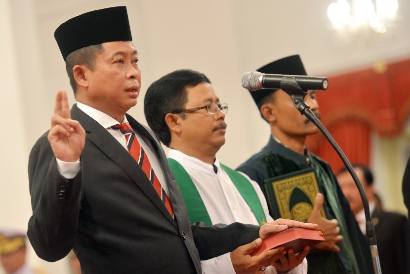 Menteri ESDM Ignasius Jonan mengucapkan sumpah jabatan saat upacara pelantikan yang dipimpin Presiden Joko Widodo di Istana Negara, Jakarta, Jumat (14/10). 