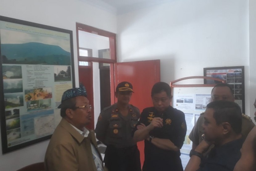 Menteri ESDM, Ignasius Jonan meninjau pos ormantauan gunung api Tangkuban Perahu, Selasa (27/8).