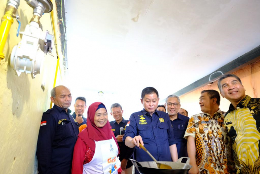 Menteri ESDM Ignasius Jonan meresmikan sambungan jargas gratis untuk masyarakat Cirebon.