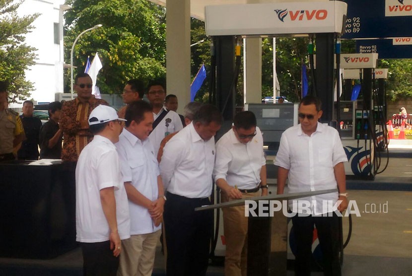 Menteri ESDM, Ignasius Jonan meresmikan SPBU VIVO di Cipayung, Kamis (25/10).