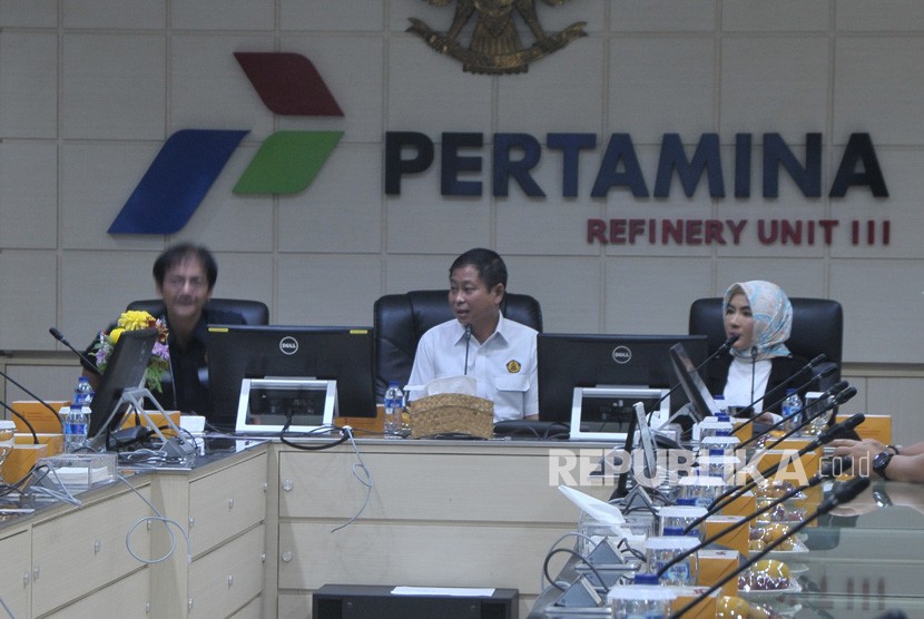Menteri ESDM Ignasius Jonan (tengah) didampingi Direktur Utama Pertamina Nicke Widyawati (kanan) berdialog saat mengunjungi Pertamina Refinery Unit III Plaju, Palembang, Sumatera Selatan, Kamis (17/1/2019). 