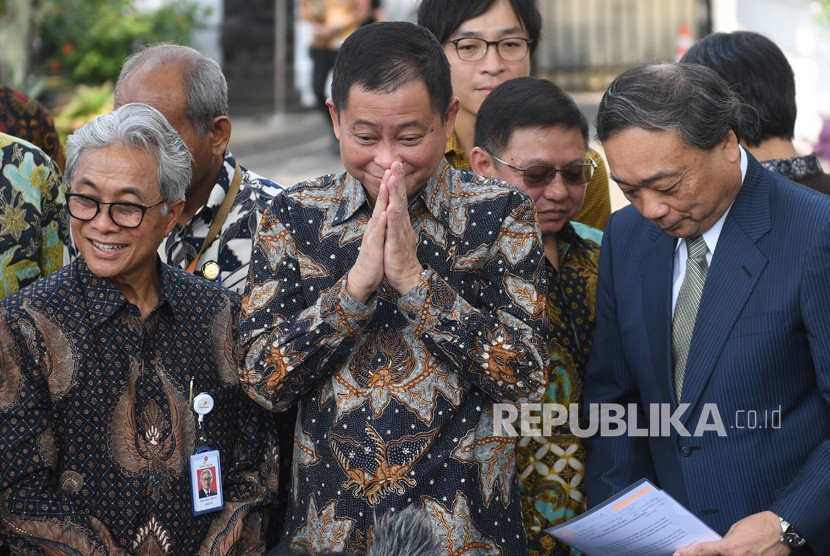 Menteri ESDM Ignasius Jonan (tengah) didampingi Kepala SKK Migas Dwi Sutjipto (kiri) dan CEO Inpex Takayuki Ueda (kanan) memberikan salam usai memberikan keterangan terkait pengelolaan Blok Masela di Jakarta, Selasa (16/7/2019). 