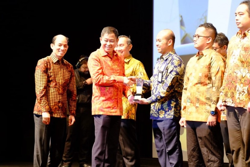 Menteri ESDM Ignatius Jonan didampingi Wakil Menteri ESDM Arcandra Tahar menyerahkan penghargaan Subroto Award 2019.