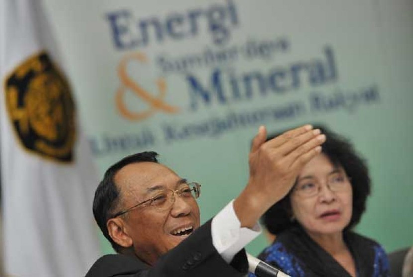  Menteri ESDM Jero Wacik (kiri) didampingi Dirjen Minyak dan Gas Bumi Evita Legowo (kanan) saat memberi keterangan pers mengenai kebijakan penghematan BBM (Bahan Bakar Minyak) di Kementerian ESDM, Jakarta, Jumat (3/5).