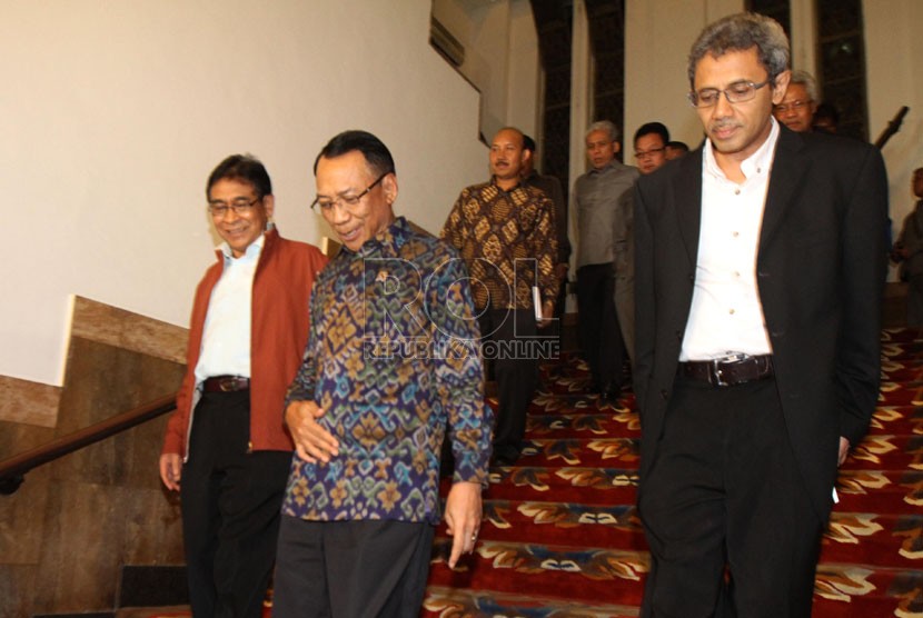Menteri ESDM Jero Wacik memberikan pernyataan pers seputar penetapan dirinya sebagai tersangka oleh KPK, Jakarta, Rabu (3/9) malam.  (Republika/Yasin Habibi)