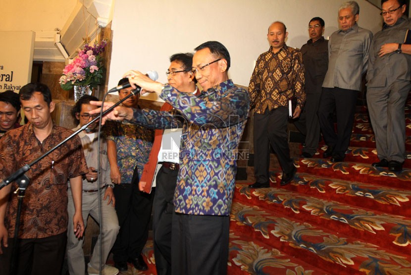 Menteri ESDM Jero Wacik memberikan pernyataan pers seputar penetapan dirinya sebagai tersangka oleh KPK, Jakarta, Rabu (3/9) malam.  (Republika/Yasin Habibi)