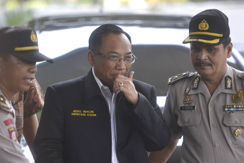 Menteri ESDM Jero Wacik tiba di kantor Komisi Pemberantasan Korupsi, Jakarta Selatan, Senin (2/12). 