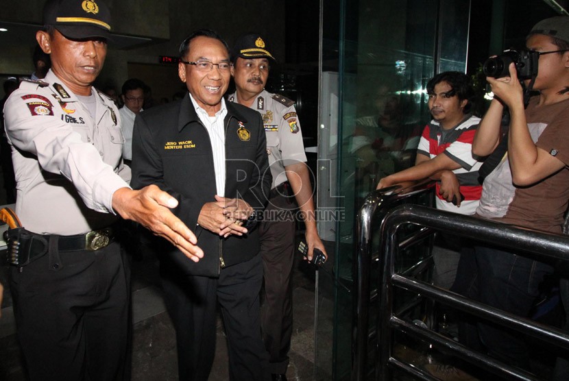 Menteri ESDM Jero Wacik usai diperiksa di Gedung Komisi Pemberantasan Korupsi, Jakarta Selatan, Senin (2/12). (Republika/Adhi Wicaksono)