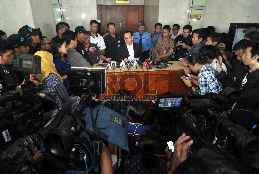 Menteri ESDM memberikan keterangan pers usai melaporkan anggota DPR yang menggunakan nama Presiden dan Wapres terkait perpanjangan kontrak PT Freeport ke MKD di Kompleks Parlemen, Jakarta, Senin (16/11). (Republika/Rakhmawaty La'lang)