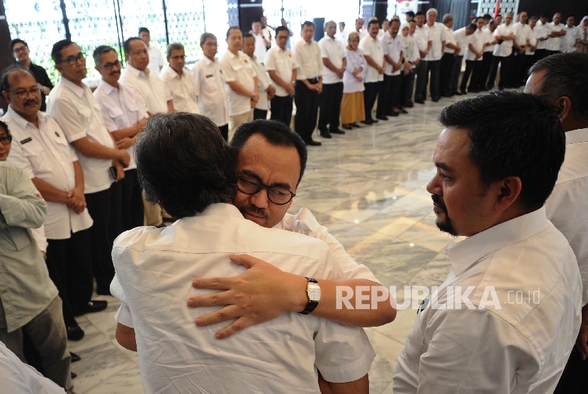 Menteri ESDM Sudirman Sahid (tengah) berpelukan saat melakukan pamitan kepada seluruh staf di kementrian ESDM di Jakarta, Rabu (27/7).  (Republika/Tahta Aidilla)