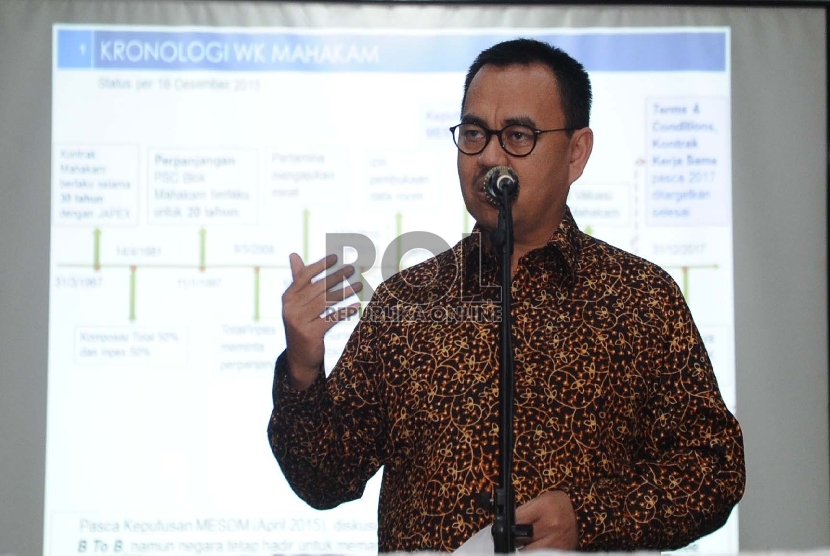 Menteri ESDM Sudirman Said berbicara usai melakukan penandatanganan Heads Of Agreement / HOA antara Pertamina, Total E&P Indonesia dan Inpex Corporation persiapan untuk alih kelola Blok Mahakan di Jakarta, Rabu (16/12). 