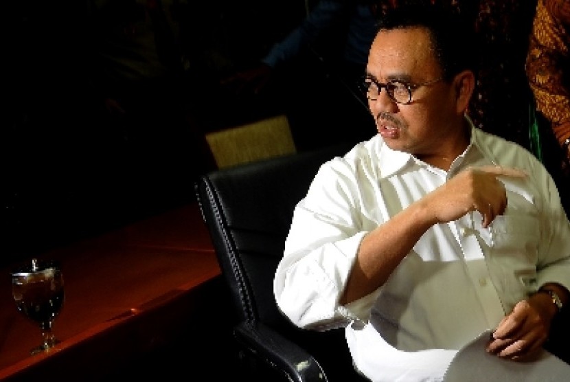 Menteri ESDM Sudirman Said berbincang dengan pewarta sebelum menyampaikan keterangan dalam sidang etik Mahkamah Kehormatan Dewan di komplek Parlemen Senayan, Jakarta, Rabu (2/12). 
