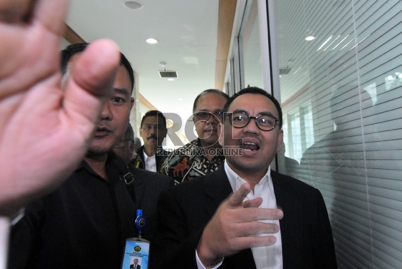 Menteri ESDM Sudirman Said bersama Wakil Ketua MKD Junimart Girsang usai melaporkan anggota DPR yang mencatut nama Presiden dan Wapres terkait perpanjangan kontrak PT Freeportdi Kompleks Parlemen, Jakarta, Senin (16/11). (Republika/Rakhmawaty La'lang)