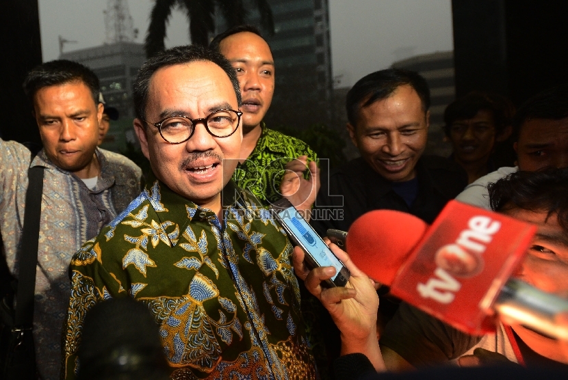  Menteri ESDM Sudirman Said dimintai keterangan oleh media sebelum mmemasuki gedung KPK untuk menjalani pemeriksaan, Jakarta, Jumat (13/11).
