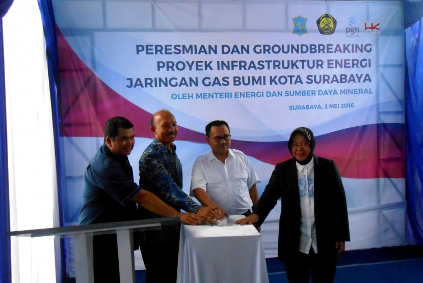 Menteri ESDM Sudirman Said, Dirut PGN Hendi Prio Santoso serta Walikota Surabaya Tri Rismaharini menekan tombol sirine pada Peresmian dan Groundbreaking Proyek Infrastruktur Energi Jaringan Gas Bumi Kota Surabaya di Rungkut, Surabaya, Senin (2/5). Foto: Ra