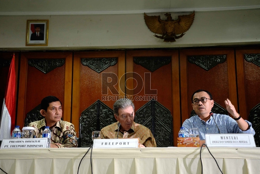 Menteri ESDM Sudirman Said (kanan), bersama Chairman Freeport McMoRan, James Robert Moffet (tengah), dan Presiden Direktur PT Freeport Indonesia Maroef Sjamsoeddin memberikan keterangan pers di Kementerian ESDM, Jakarta, Ahad (25/1). Pertemuan membahas pem