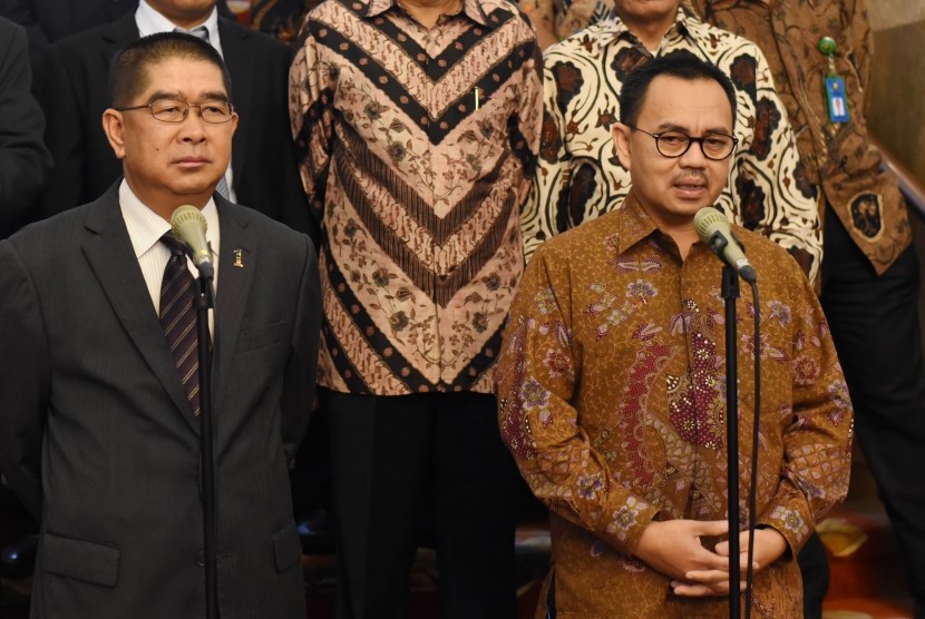 Menteri ESDM Sudirman Said (kanan) bersama Menteri Energi, Teknologi Hijau dan Air Malaysia Datuk Seri Maximus Johnity Ongkili memberi keterangan usai melakukan pertemuan di Gedung Kementerian ESDM Jakarta, Jumat (26/6).