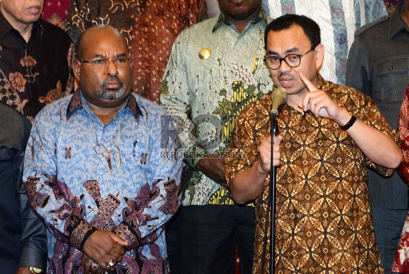 Menteri ESDM Sudirman Said (kanan), didampingi Gubernur Papua Lukas Enembe (kiri), bersama sejumlah deputa dan pejabat lainnya memberikan keterangan pers usai pertemuan di kantor ESDM, Jakarta, Jumat (6/2). (Republika/ Yasin Habibi)