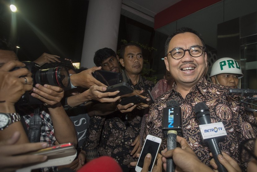 Menteri ESDM Sudirman Said (kanan) menjawab sejumlah pertanyaan wartawan sebelum memasuki Gedung Bundar di Kompleks Kejaksaan Agung, Jakarta, Selasa (8/12). 