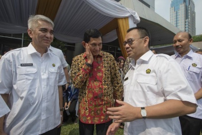 Menteri ESDM Sudirman Said (kedua kanan) didampingi Dirjen Migas I Gusti Nyoman Wiratmadja Puja (kanan) berbincang dengan Presiden Direktur PT Freeport Indonesia Maroef Sjamsoeddin (kedua kiri)