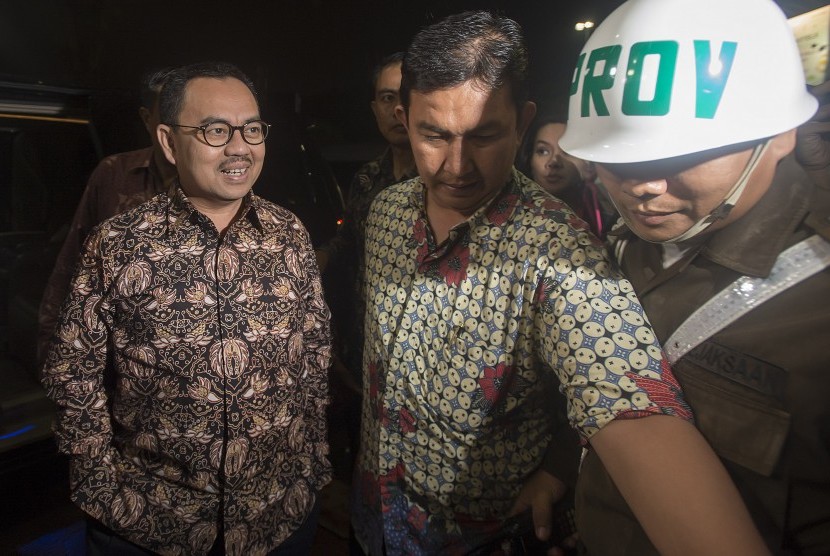 Menteri ESDM Sudirman Said (kiri) berjalan memasuki Gedung Bundar di Kompleks Kejaksaan Agung, Jakarta, Selasa (8/12). 