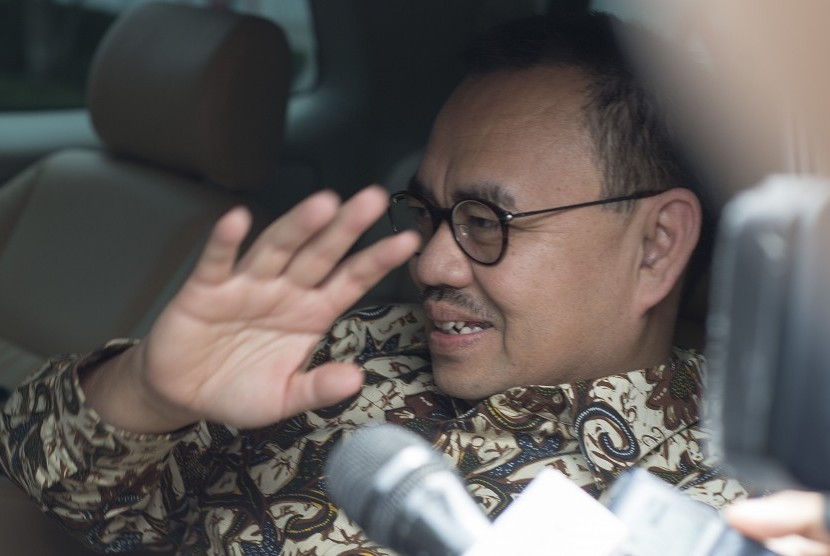 Menteri ESDM Sudirman Said melambaikan tangannya sembari bergegas meninggalkan Kompleks Istana Kepresidenan usai diterima Presiden Joko Widodo di Jakarta, Jumat (20/11). 