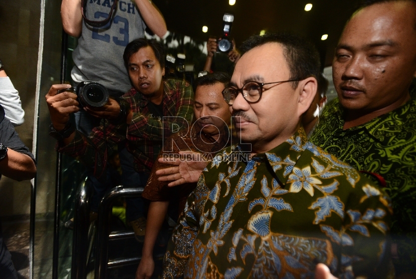  Menteri ESDM Sudirman Said memasuki gedung KPK untuk menjalani pemeriksaan, Jakarta, Jumat (13/11).  (Republika/Raisan Al Farisi)