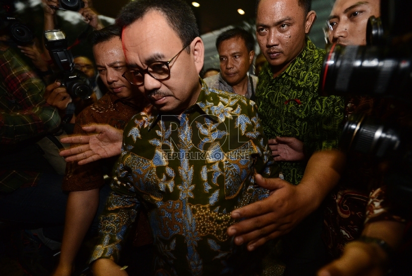 Menteri ESDM Sudirman Said memasuki gedung KPK untuk menjalani pemeriksaan, Jakarta, Jumat (13/11).  (Republika/Raisan Al Farisi)