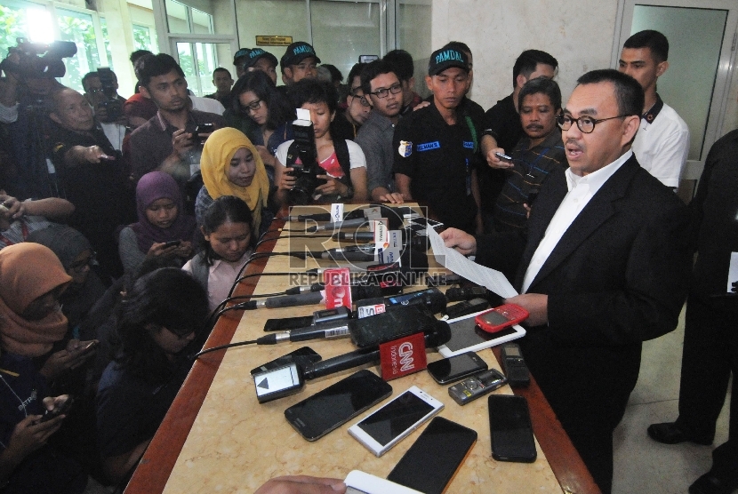 Menteri ESDM Sudirman Said memberikan keterangan pers usai melaporkan anggota DPR yang mencatut nama Presiden dan Wapres terkait perpanjangan kontrak PT Freeport ke MKD di Kompleks Parlemen, Jakarta, Senin (16/11). (Republika/Rakhmawaty La'lang)