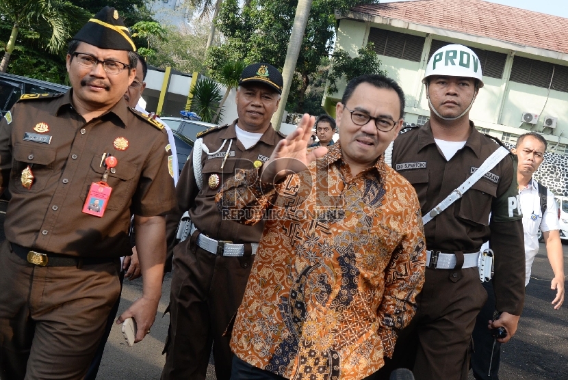 Menteri ESDM Sudirman Said memenuhi panggilan Jaksa Agung Muda Tindak Pidana Khusus (Jampidsus) di Kejaksaan Agung, Jakarta, Senin (7/12). (Republika/Yasin Habibi)