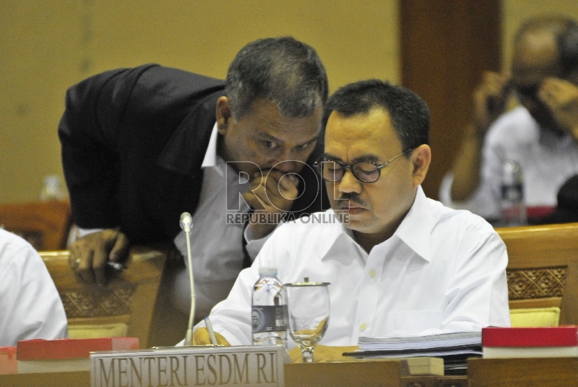   Menteri ESDM Sudirman Said mengikuti rapat kerja dengan Komisi VII di Kompleks Parlemen, Senayan, Jakarta, Selasa (1/ (Republika/Rakhmawaty La'lang)12). 