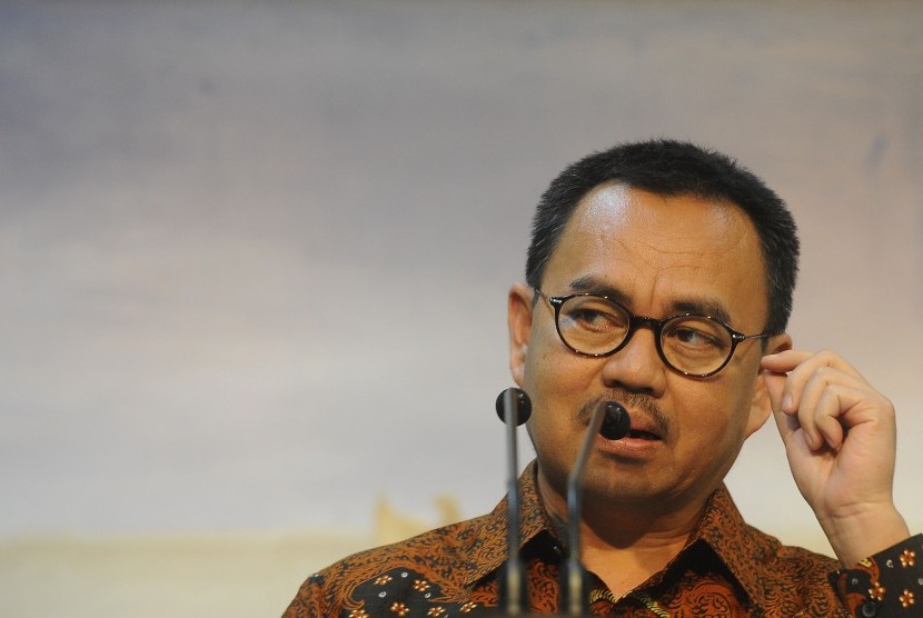 Menteri ESDM Sudirman Said mengumumkan harga baru bahan bakar Premium dan solar di Jakarta beberapa waktu lalu.