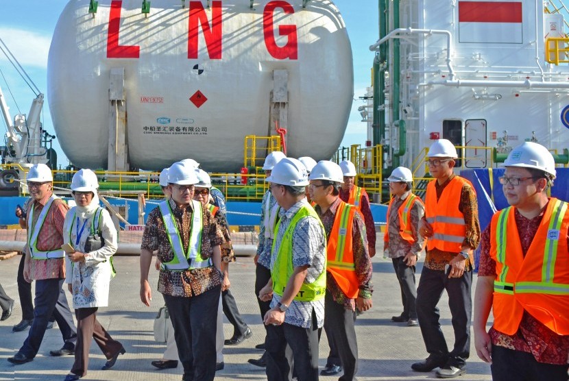 Menteri ESDM Sudirman Said meninjau Terminal LNG Benoa. 