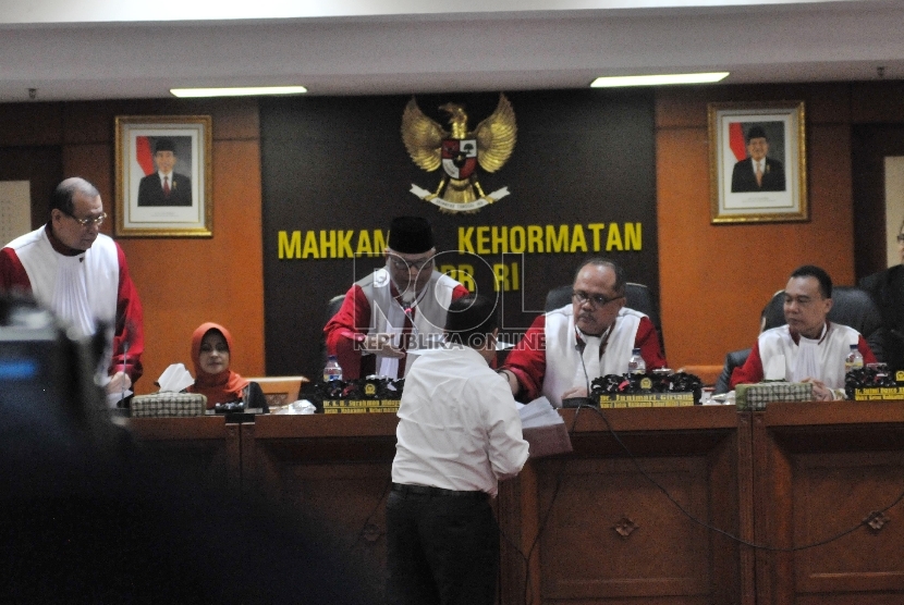 Menteri ESDM Sudirmn Said menyerahkan transkrip bukti rekaman kepada hakim MKD saat berlangsungnya sidang perkara Setya Novanto di Mahkamah Kehormatan Dewan (MKD), Kompleks Parlemen, Jakarta, Rabu (2/12).