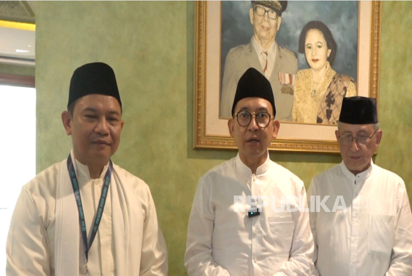 Menteri  Fadli Zon diapit Ketua Majelis SQA H Suroso Surya Atmadja ( kiri) dan Guru Besar UGM Prof Dr Gunawan Sumodiningrat. Nampak lukisan Prof Dr Sayyidi Syaikh H Khadirun Yahya, MA, MSc dan Ibunda Hj Dra Herlina.