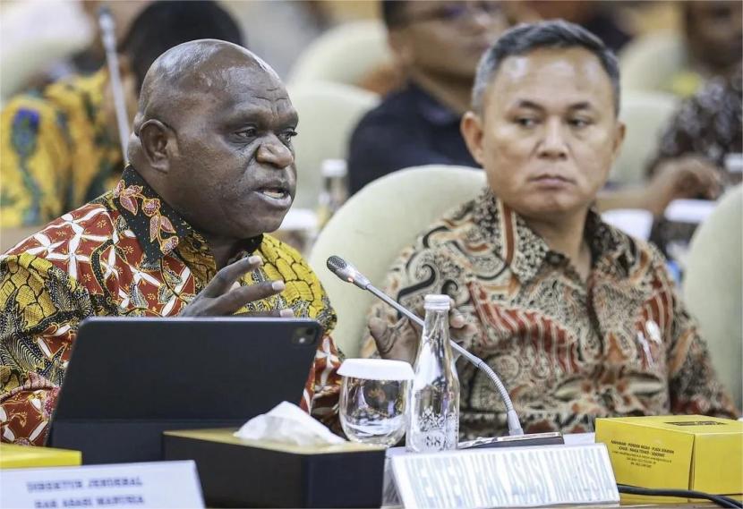 Menteri Hak Asasi Manusia (HAM) Natalius Pigai (kiri) bersama Wakil Menteri HAM Mugiyanto (kanan) menyampaikan paparan pada rapat kerja dengan Komisi XIII DPR di Kompleks Parlemen, Senayan, Jakarta Pusat, Kamis (31/10/2024).