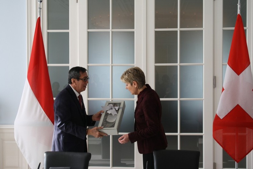 Menteri Hukum dan Hak Asasi Manusia (Menkumham) RI, Yasonna Hamonangan Laoly, menandatangani Perjanjian Mutual Legal Assistance (MLA) dengan Menteri Kehakiman Swiss, Karin Keller-Sutter.