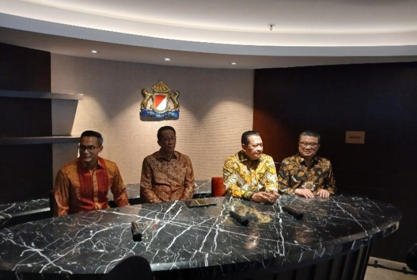 Menteri Hukum dan Hak Asasi Manusia (Menkumham) Supratman Andi Agtas, Ketua Umum Kadin Indonesia Anindya Bakrie, Ketua MPR Bambang Soesatyo saat sarasehan bersama Menkumham di Menara Kadin, Jakarta, Ahad (15/9/2024).  