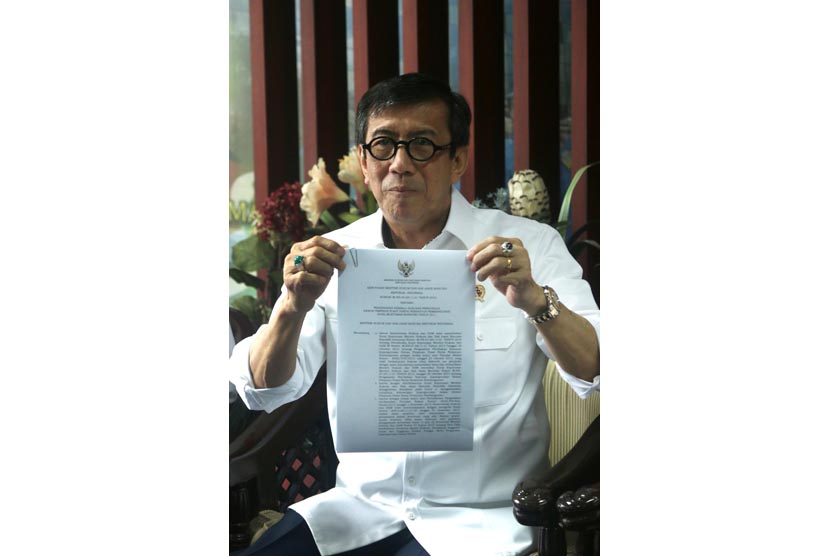 Menteri Hukum dan Hak Asasi Manusia (Menkumham) Yasonna H Laoly (kedua kiri) menunjukkan surat keputusan kepada wartawan terkait dengan konflik dan permasalahan Partai Persatuan Pembangunan (PPP) di Jakarta, Rabu (17/2).