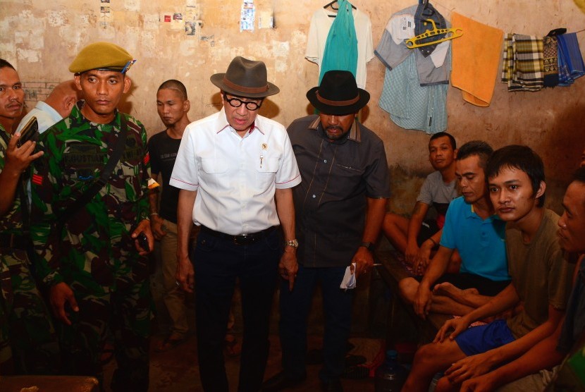 Menteri Hukum dan Hak Asasi Manusia Yasonna H. Laoly (tengah) berdialog dengan tahanan di dalam Rumah Tahanan Klas IIB Kota Pekanbaru, Riau, Minggu (7/5). 